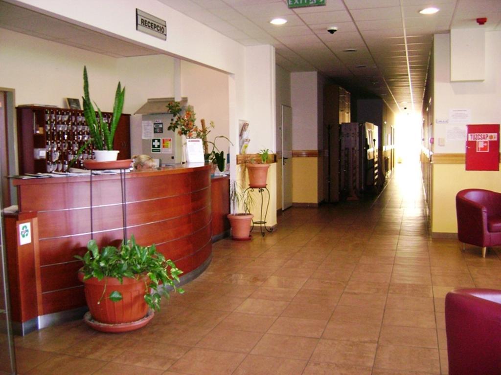 Karoly Robert Diakhotel Gyöngyös Buitenkant foto