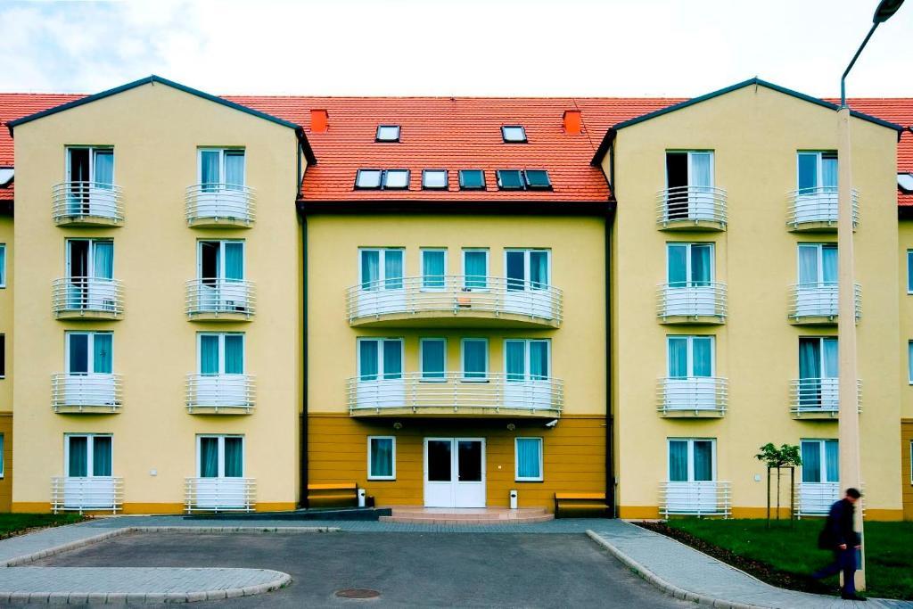 Karoly Robert Diakhotel Gyöngyös Buitenkant foto