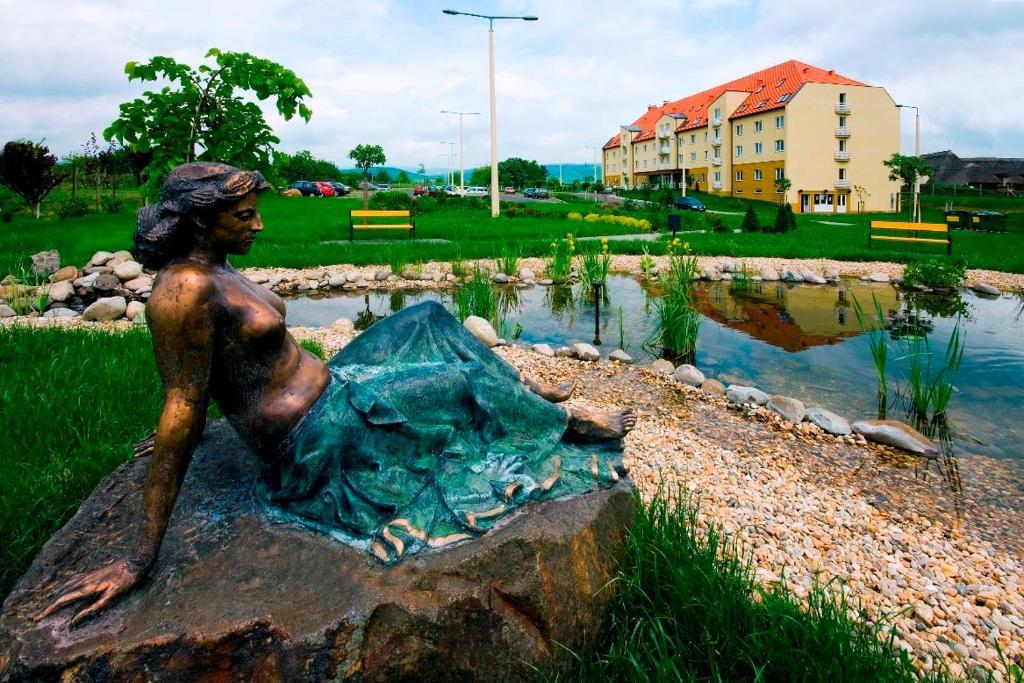 Karoly Robert Diakhotel Gyöngyös Buitenkant foto